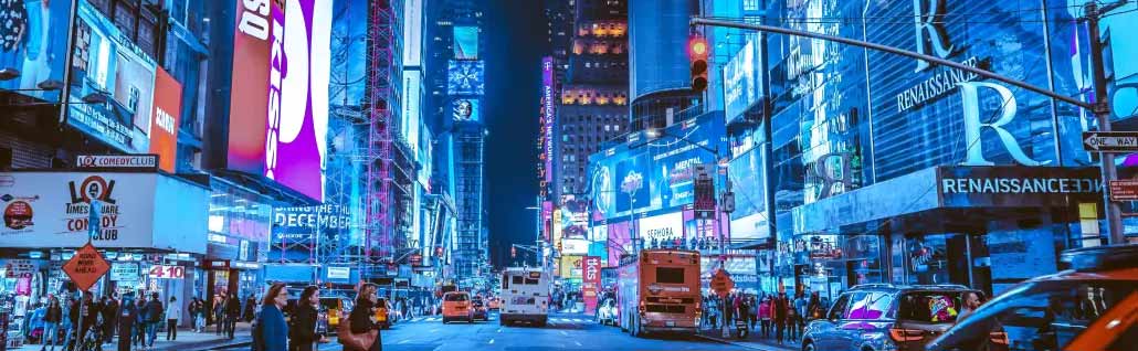 Bunt beleuchteter und belebter Times Square während USA Reise in New York City
